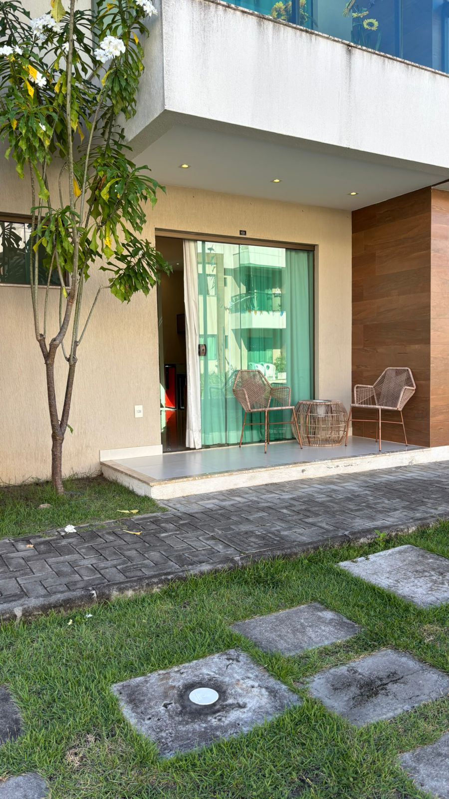 Apartamento térreo mobiliado, 82 m², 2 vagas — Buraquinho — foto 1