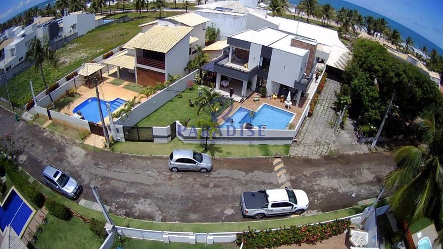 Casa duplex em Guarajuba a 50 m do mar — 5 suítes, condomínio fechado — foto 1
